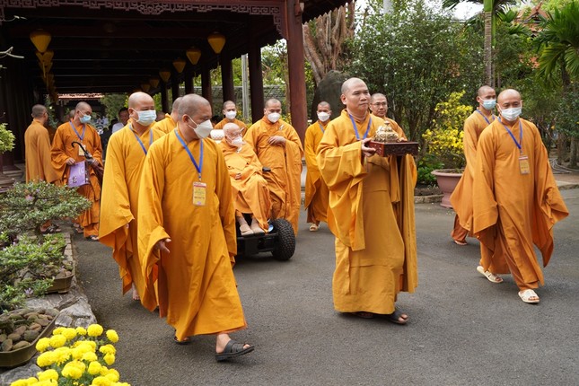 Cung đón Trưởng lão Hòa thượng Thích Thanh Từ quang lâm lễ đường