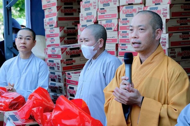 Thượng tọa Thích Quang Thạnh chia sẻ tại buổi trao quà Tết Thượng tọa Thích Quang Thạnh chia sẻ tại buổi trao quà Tết