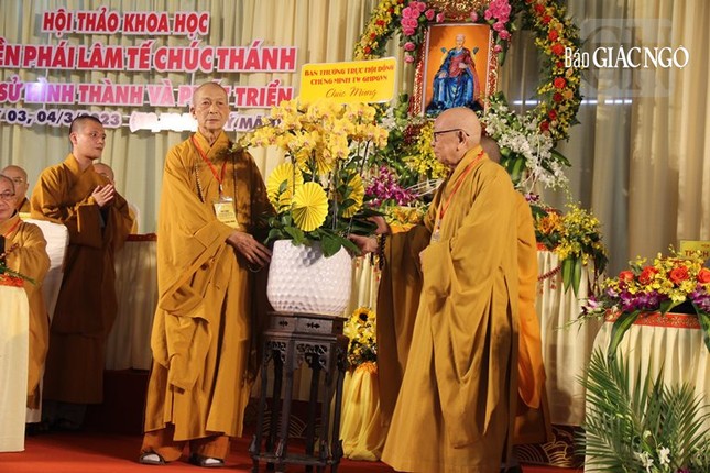 Ban Thường trực Hội đồng Chứng minh GHPGVN tặng hoa chúc mừng