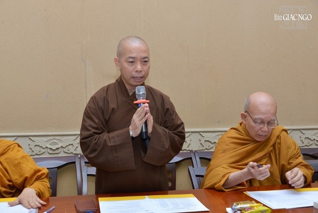 Thượng tọa Thích Quang Thạnh, Phó Viện trưởng kiêm Tổng Thư ký trình danh sách nhân sự dự kiến tham gia Hội đồng Điều hành và Hội đồng Tuyển sinh cử nhân khóa XVIII