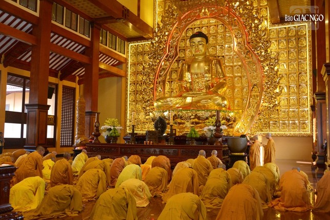 Chư tôn đức thành viên Ban Nghi lễ thực hiện lễ cầu nguyện tại Việt Nam Quốc Tự