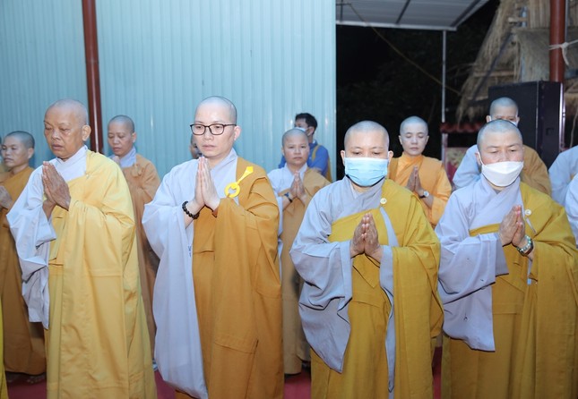 Chư Ni nhất tâm cầu nguyện Chư Ni nhất tâm cầu nguyện