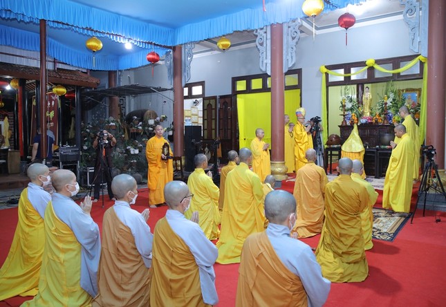 Huynh đệ và pháp hữu đang hương tâm cầu nguyện Huynh đệ và pháp hữu đang hương tâm cầu nguyện