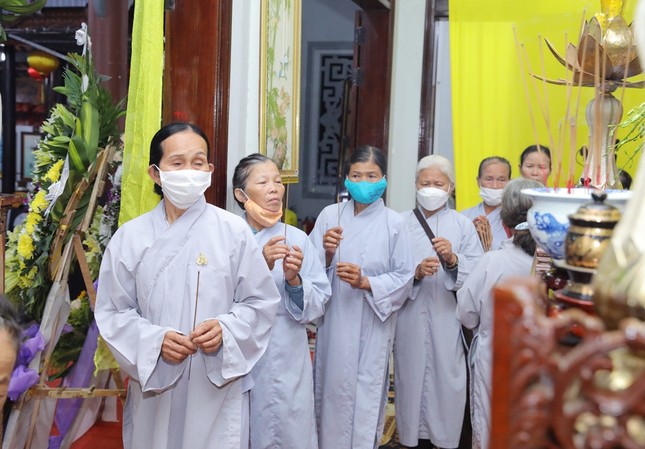 Phật tử chùa Linh Bửu thắp hương tiễn biệt thầy trụ trì Phật tử chùa Linh Bửu thắp hương tiễn biệt thầy trụ trì