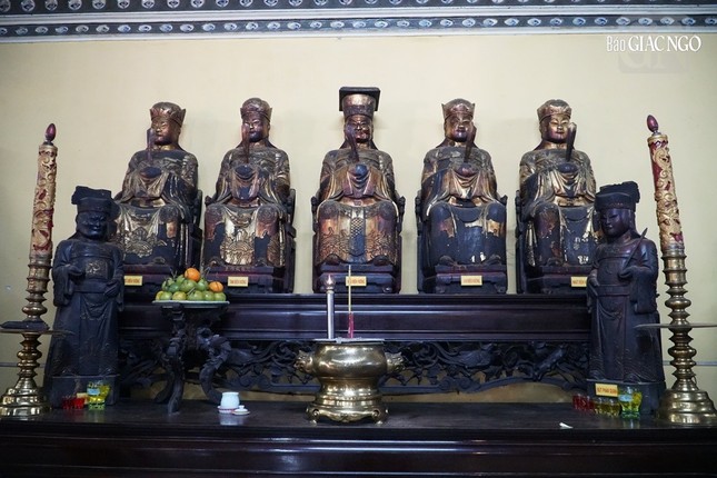 Đặc biệt là 10 pho tượng Thập điện Diêm Vương...