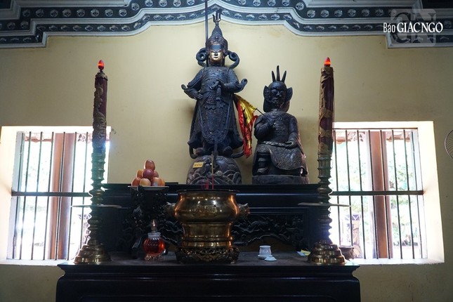 ... và tượng Hộ Pháp, Tiêu Diện theo lối mỹ thuật điêu khắc xưa vẫn còn được giữ gìn thờ phụng