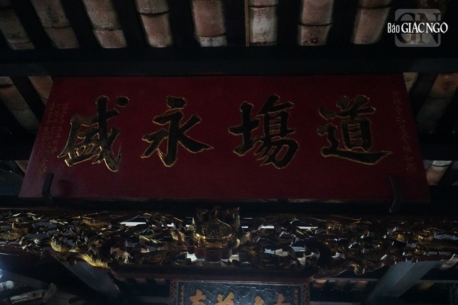 Nhiều hoành phi...