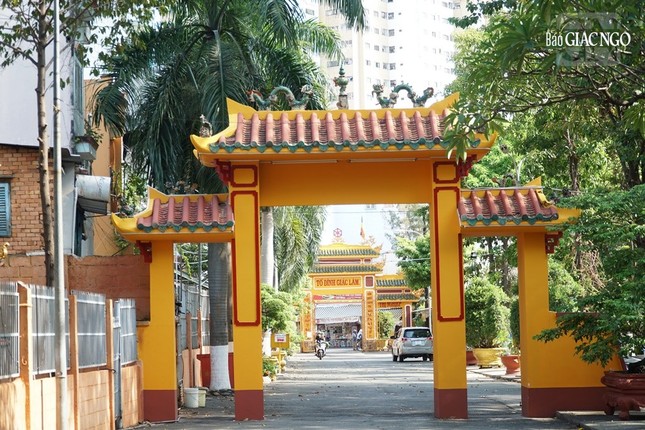 Tổ đình Giác Lâm mỗi năm đón hàng ngàn du khách trong và ngoài nước đến tham quan