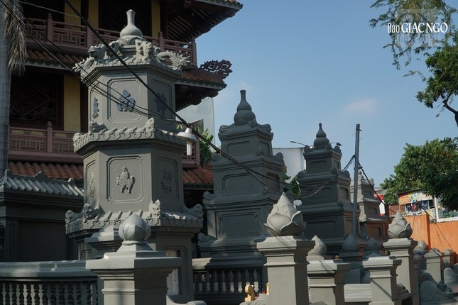 Vườn tháp - nơi lưu dấu trác tích của các bậc Tổ sư đã giữ gìn và phát triển tổ đình 300 năm qua