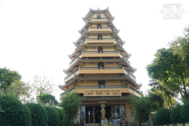 Bảo tháp xá-lợi phía tay trái từ cổng tam quan đi vào