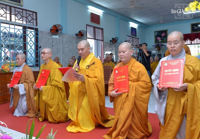 Đại đức Thích Quảng Phước dâng lời phát nguyện nhận nhiệm vụ