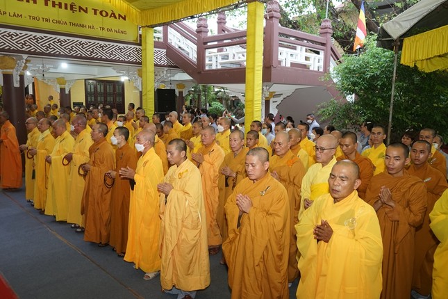 Chư Tăng các tự viện cũng trở về để tiễn biệt vị lãnh đạo Phật giáo TP.Đà Nẵng lần cuối