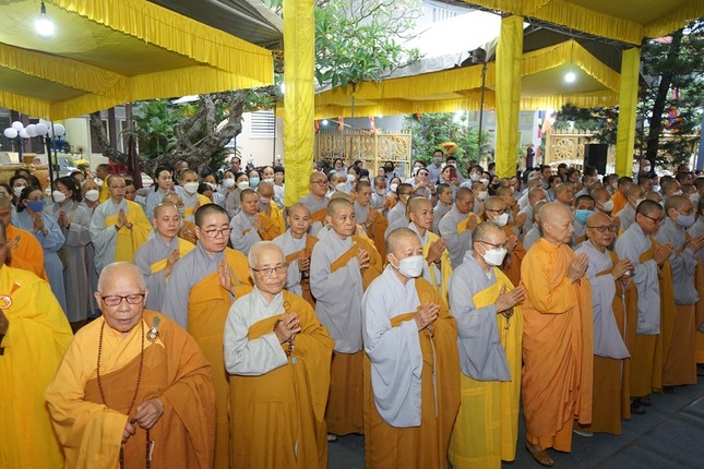 Chư Ni trưởng đồng sự cùng Ni chúng từng thọ ân giáo dưỡng