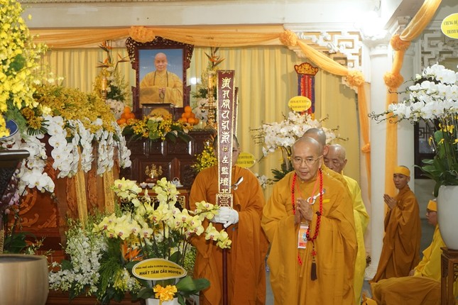 Hòa thượng Thích Khế Chơn hữu nhiễu kim quan