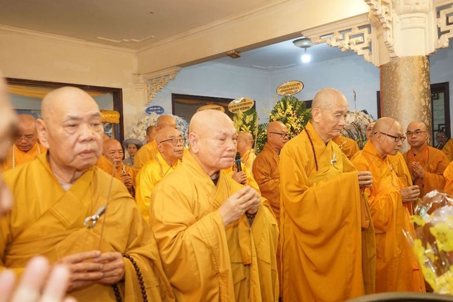 Chư tôn giáo phẩm niêm hương tưởng niệm