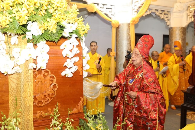 Trưởng lão Hòa thượng Thích Như Thọ tuyên pháp ngữ, phất trần