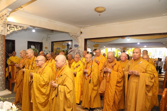 Chư tôn giáo phẩm thắp hương tưởng niệm trước khi cung thỉnh kim quan rời Giác linh đường