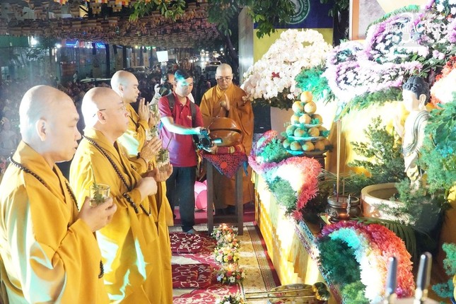 Chư tôn đức thực hiện nghi thức sái tịnh