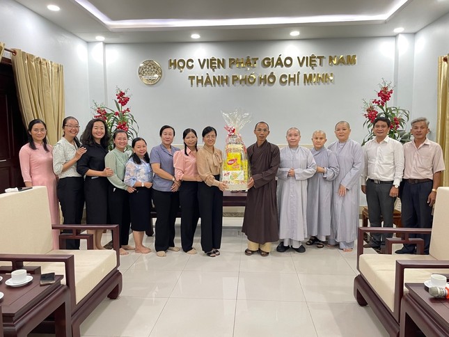 Thượng tọa Thích Phước Lượng, Phó Viện trưởng Học viện Phật giáo VN tại TP.HCM nhận quà chúc mừng Phật đản từ bà Phan Thị Cẩm Nhung, Phó Chủ tịch UBND H.Bình Chánh cùng các thành viên