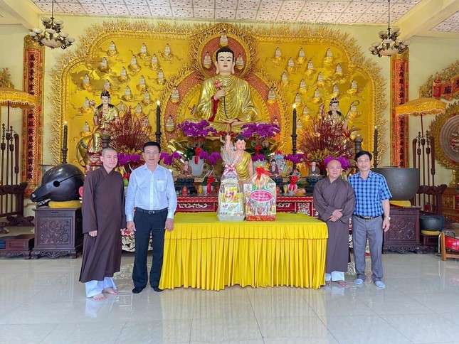 Ông Võ Đức Thanh, Chủ tịch UBND huyện thăm tu viện Kim Cang