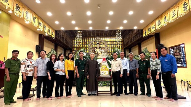 Ông Phạm Văn Lũy ,Phó Bí thư Thường trực Huyện ủy, Chủ tịch HĐND huyện thăm chùa Từ Quang