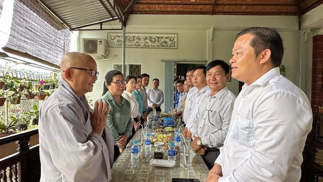 Lãnh đạo huyện thăm chúc mừng Phật đản chùa Phổ Quang (xã Hưng Long, H.Bình Chánh)