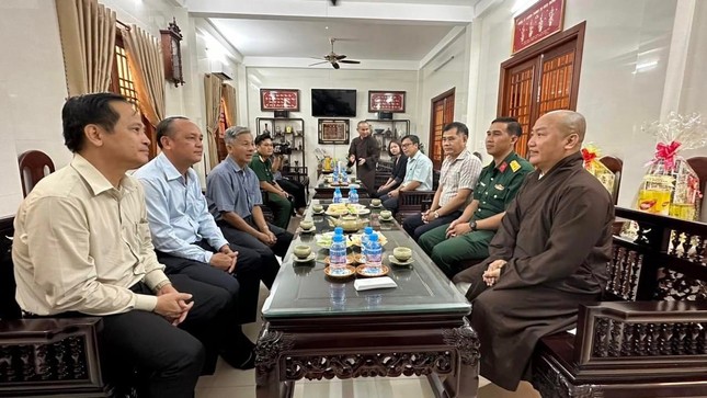 Thượng tọa Thích Phước Tiến, Phó ban Trị sự GHPGVN huyện đón tiếp đoàn tại tu viện Tường Vân