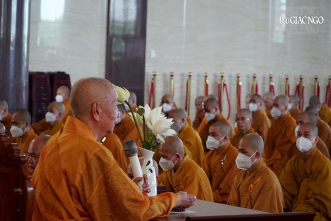 Chư Tăng lắng nghe lời giáo giới từ Đức Pháp chủ GHPGVN