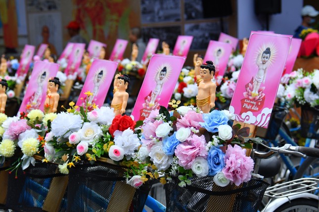 Xe được trang trí hoa và tôn tượng Đức Phật đản sinh