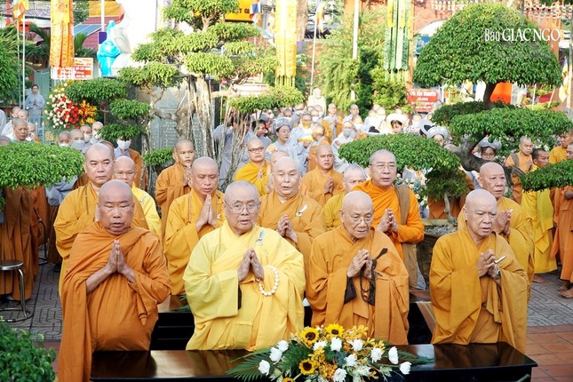 Chư tôn đức niên trưởng tham dự lễ Phật đản của Phật giáo quận