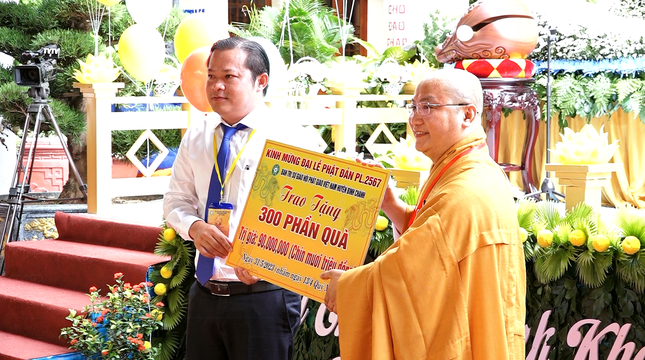 Thượng tọa Thích Phước Tiến thay mặt Ban Trị sự trao bảng tượng trưng tặng 300 phần quà đến người nghèo