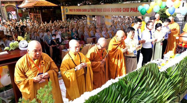 Chư tôn đức cùng đại biểu dâng hương