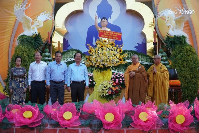 Lãnh đạo chính quyền huyện tham dự và tặng hoa chúc mừng