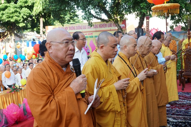 Chư tôn giáo phẩm và quan khách niêm hương cúng dường Phật đản