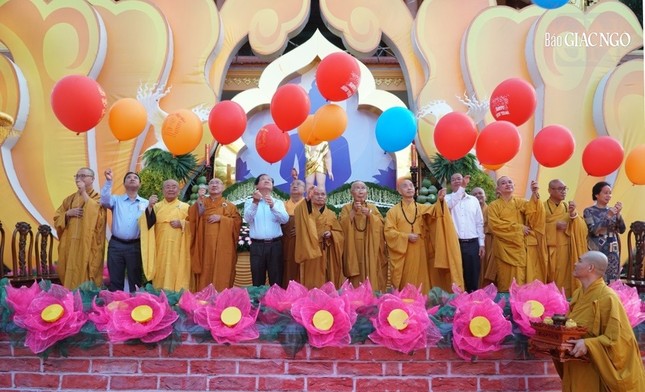 Thả bóng bay mang thông điệp hòa bình