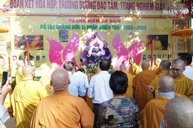 Thắp hương tưởng niệm Bồ -tát Thích Quảng Đức và chư Thánh tử đạo