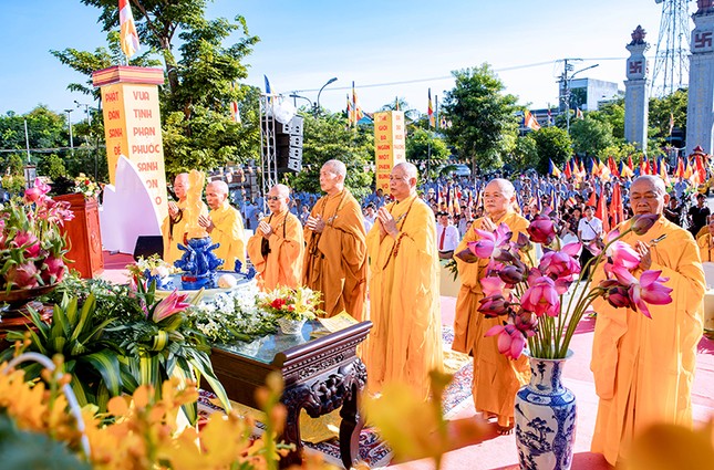 Chư tôn đức tụng kinh Khánh đản