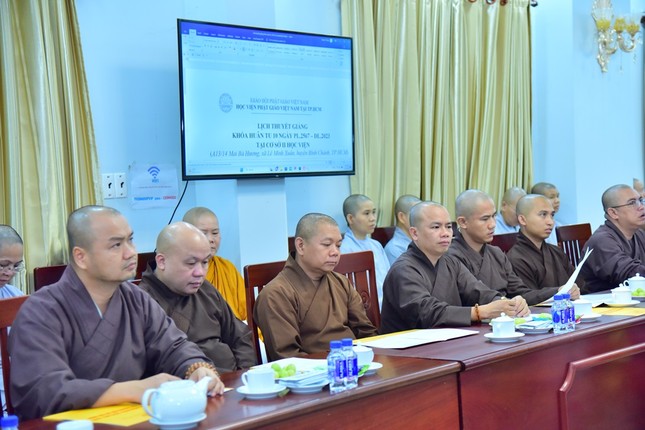 Chư tôn đức Tăng là lãnh đạo, giảng viên các khoa tham dự phiên họp Chư tôn đức Tăng là lãnh đạo, giảng viên các khoa tham dự phiên họp