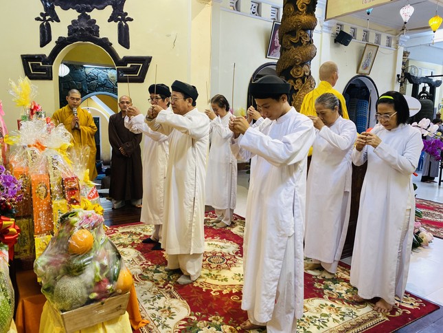 Đại diện tôn giáo bạn thắp hương tưởng niệm Đại diện tôn giáo bạn thắp hương tưởng niệm