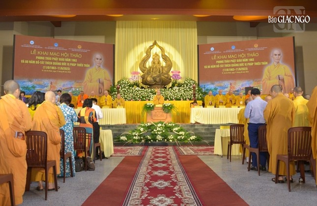 Niệm Phật cầu gia hộ trước khi chính thức khai mạc hội thảo Niệm Phật cầu gia hộ trước khi chính thức khai mạc hội thảo