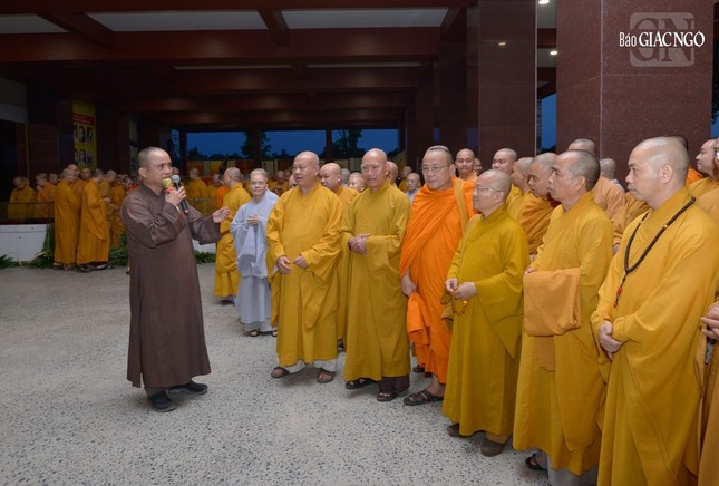 Thượng tọa Thích Tâm Hải giới thiệu về tư liệu báo chí tại buổi triển lãm