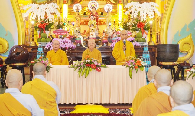 Thượng tọa Thích Thiện Quý sách tấn đến hành giả hạ trường tổ đình Từ Nghiêm