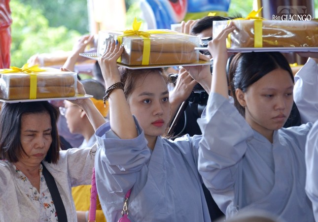 Phật tử thành kính dâng pháp y cúng dường