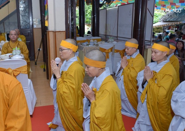 Ni sư Thích nữ Huệ Đức, trụ trì Quan Âm tu viện tác bạch cúng dường