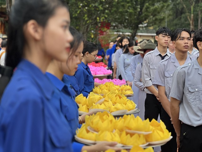 Thế hệ trẻ được giáo dục về lòng tri ân và báo ân tại lễ tưởng niệm Thế hệ trẻ được giáo dục về lòng tri ân và báo ân tại lễ tưởng niệm