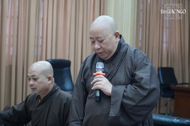 Thượng toa Thích Đồng Văn báo cáo công tác của Phòng Sau đại học