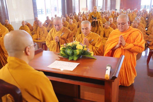 Chư Tăng lần lượt 3 vị tác pháp Tự tứ