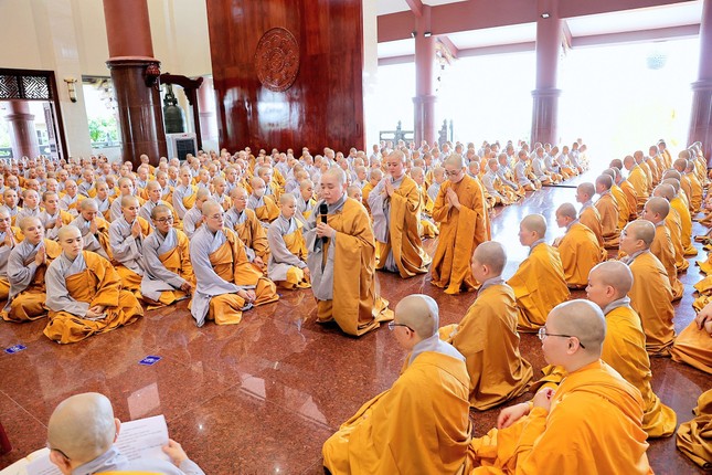 Ni sư Thích nữ Như Nguyệt chuyển đạt lời giáo giới của Đức Pháp chủ GHPGVN, Thiền chủ hạ trường đến Ni chúng hạ trường Thanh Tâm vào chiều ngày 25-8 trước khi tác pháp Tự tứ