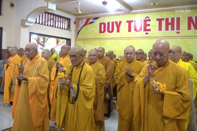 Chư tôn đức thực hiện nghi thức trị quan Chư tôn đức thực hiện nghi thức trị quan