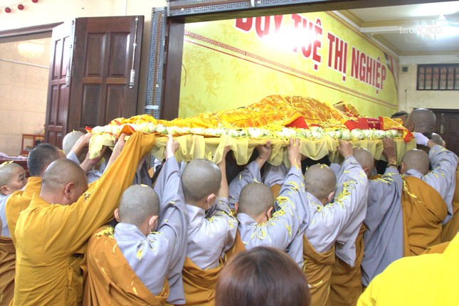 Nhục thân Ni sư tân thuận tịch được chư Ni cung thỉnh đến Giác linh đường để nhập kim quan Nhục thân Ni sư tân thuận tịch được chư Ni cung thỉnh đến Giác linh đường để nhập kim quan